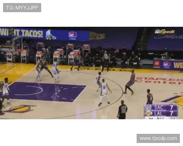 小卡眼部受伤坐替补席观看大屏幕回放球队面临单核困境